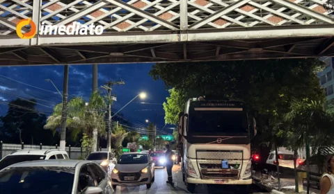 Trânsito fica congestionado após carretas bloquearem pista na Avenida Coronel Teixeira