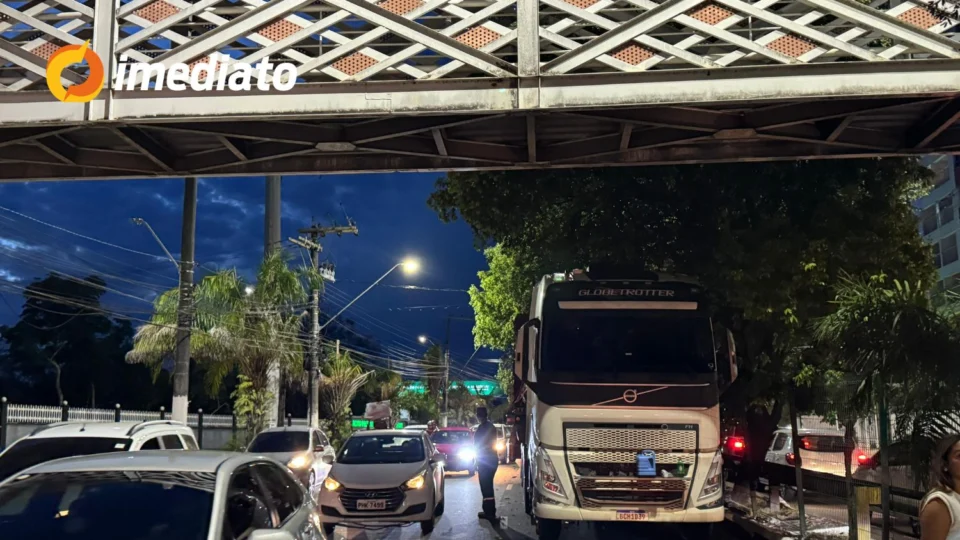 Trânsito fica congestionado após carretas bloquearem pista na Avenida Coronel Teixeira
