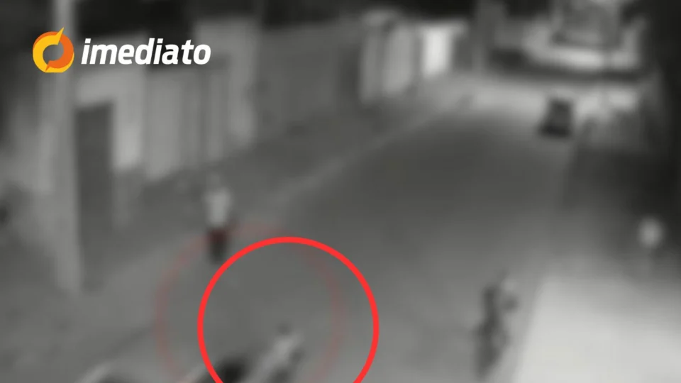 CENA FORTE: Bebê de 1 ano morre após ser atropelado por carro enquanto brincava de bola com o tio