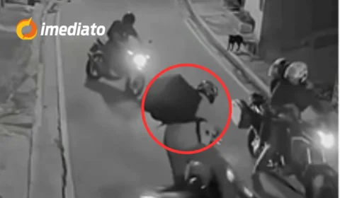 VEJA VÍDEO: Entregador desvia e escapa de assalto ao ser cercado por criminosos