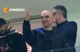 Ministro Alexandre de Moraes faz gesto obsceno durante jogo de Corinthians x Palmeiras na Neo Química Arena