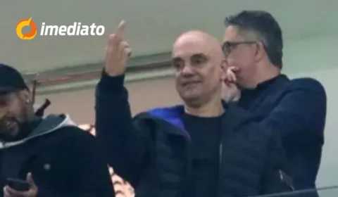 Ministro Alexandre de Moraes faz gesto obsceno durante jogo de Corinthians x Palmeiras na Neo Química Arena