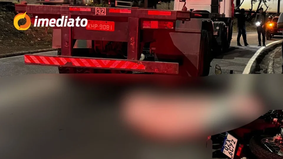 Motociclista morre esmagado por carreta após tentar ultrapassar veículo na avenida Rodrigo Otávio