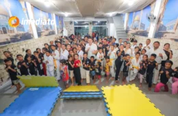 Delegado Péricles entrega tatames para estudantes de karatê e Taekwondo para incentivar esportes em Manaus