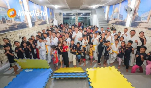 Delegado Péricles entrega tatames para estudantes de karatê e Taekwondo para incentivar esportes em Manaus