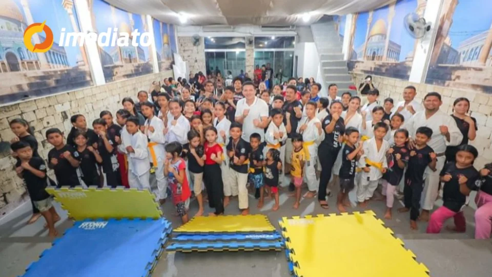 Delegado Péricles entrega tatames para estudantes de karatê e Taekwondo para incentivar esportes em Manaus