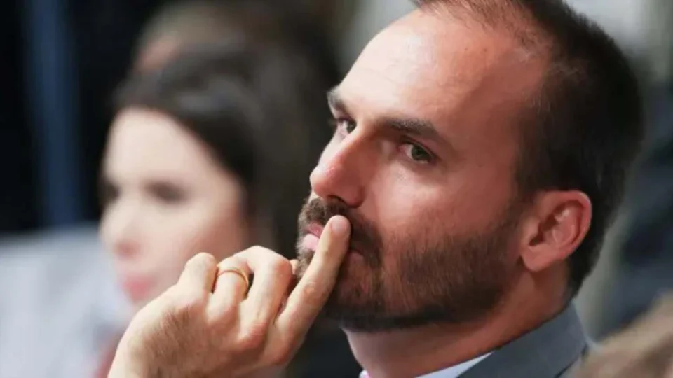 Eduardo Bolsonaro reafirma não renunciar ao mandato e intensifica críticas a Alexandre de Moraes
