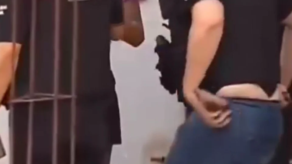 Inusitado! Delegado é flagrado usando calcinha e rouba a cena durante operação