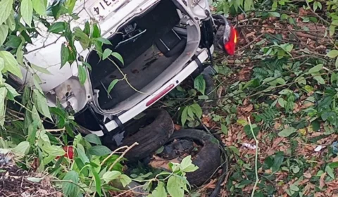 Motorista de aplicativo perde controle e carro despenca em área de mata na zona Norte de Manaus