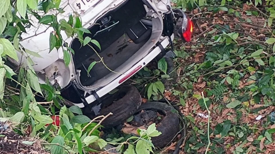 Motorista de aplicativo perde controle e carro despenca em área de mata na zona Norte de Manaus