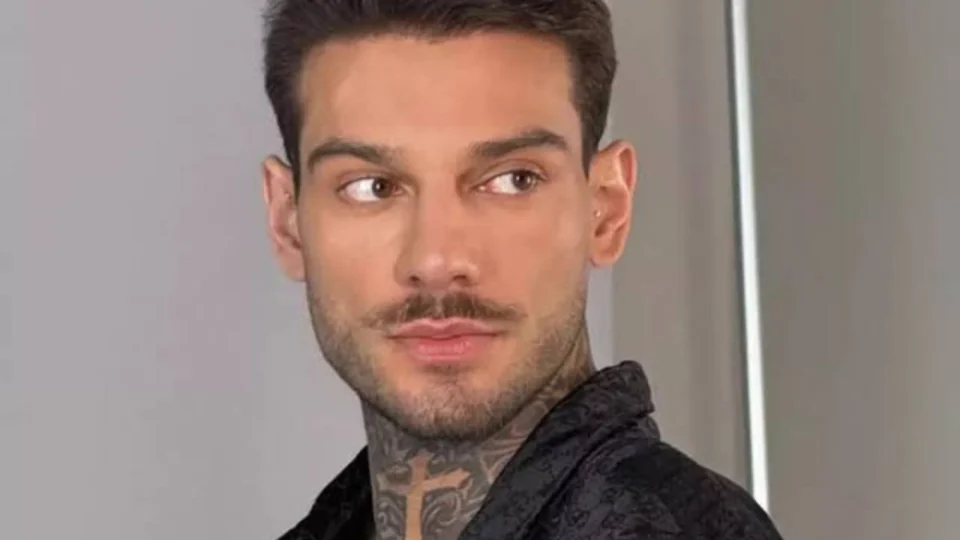 Lucas Lucco e o pai são indiciados por fraude na venda de carros de luxo; cantor nega