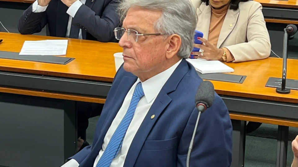 Pauderney questiona alta da dívida pública e venda do banco Master a presidente do Banco Central
