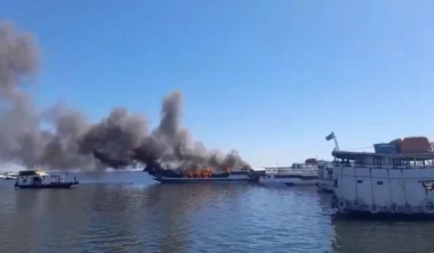 Vídeo: Lancha Gold Star pega fogo na orla de Santarém e assusta moradores