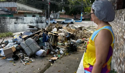 Moradores denunciam acúmulo de entulho há mais de um mês na Rua dos Cravos, no Jorge Teixeira 1