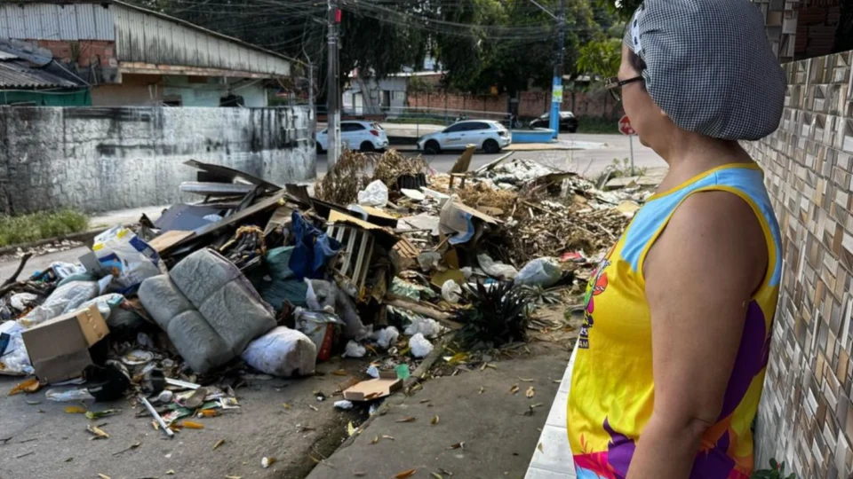 Moradores denunciam acúmulo de entulho há mais de um mês na Rua dos Cravos, no Jorge Teixeira 1