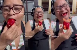 Morango do amor ou terror? Idosa viraliza após ter dentadura presa em morango do amor e diverte a internet