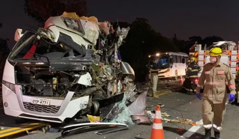 Vídeo: Acidente entre carreta e ônibus com estudantes deixa cinco mortos em Goiás