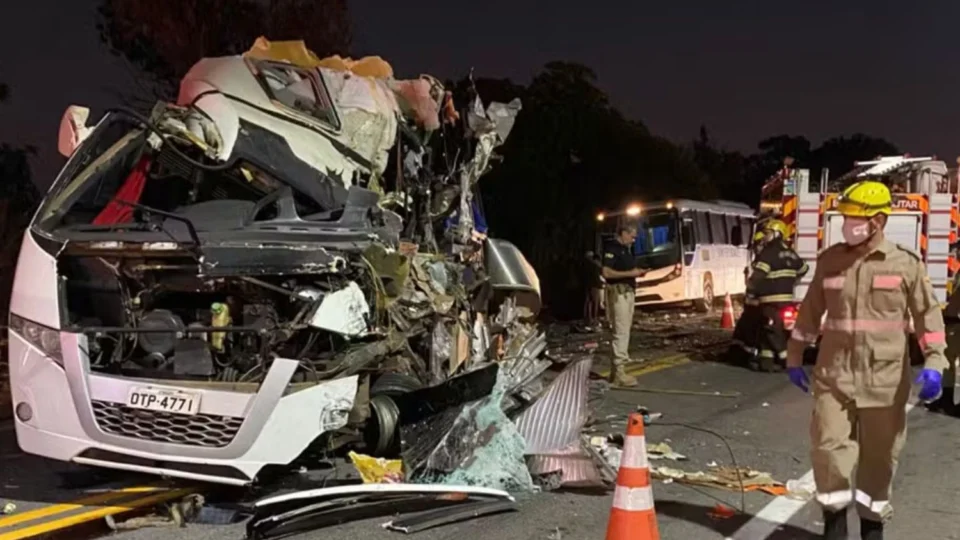 Vídeo: Acidente entre carreta e ônibus com estudantes deixa cinco mortos em Goiás