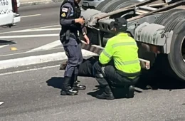 Motociclista fica ferida após cair e ser atingida por caminhão na avenida Cosme Ferreira, em Manaus