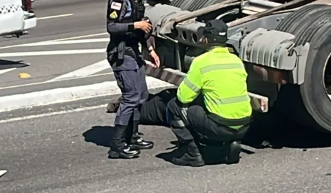 Motociclista fica ferida após cair e ser atingida por caminhão na avenida Cosme Ferreira, em Manaus