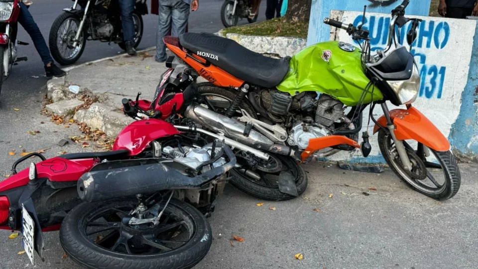 Colisão entre motocicletas deixa homem ferido na Avenida Itaúba, em Manaus