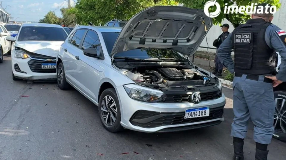 Acidente com três veículos é registrado na Avenida Paraíba, em Manaus