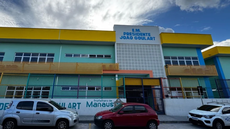 Pais denunciam que alunos deixam escola mais cedo por falta de ar-condicionado em Manaus