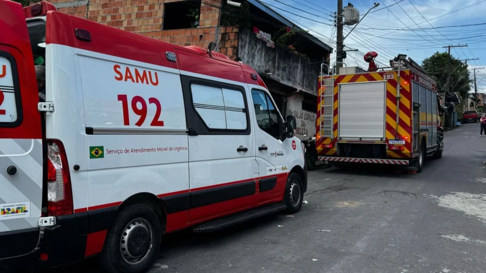 Incêndio atinge residência e causa pânico entre moradores no Tancredo Neves, Zona Leste de Manaus