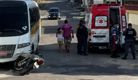 Homem fica ferido após colisão entre moto e micro-ônibus na zona Leste de Manaus