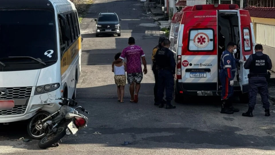 Homem fica ferido após colisão entre moto e micro-ônibus na zona Leste de Manaus