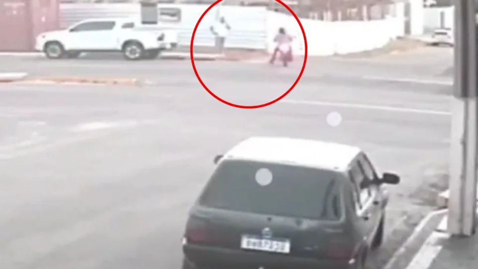 Veja o vídeo: PM tenta matar empresário em frente de estabelecimento e erra todos os tiros