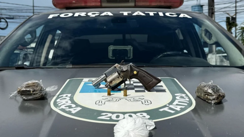 Polícia apreende arma e drogas após perseguição no bairro Novo Aleixo, em Manaus