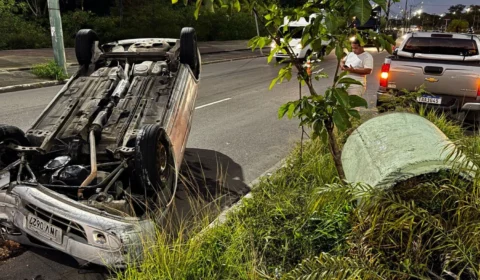 Veículo capota após falha mecânica e casal fica ferido na BR-319