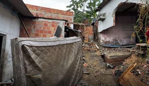 Chuva forte provoca desabamento de casa e deixa famílias desabrigadas na comunidade Bom Jesus, bairro Novo Aleixo