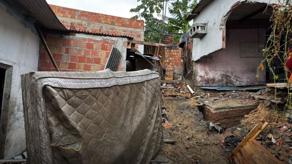 Chuva forte provoca desabamento de casa e deixa famílias desabrigadas na comunidade Bom Jesus, bairro Novo Aleixo