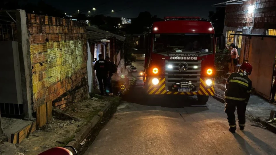 Incêndio atinge casa no Jorge Teixeira após ventilador pegar fogo e se alastrar pelo telhado de madeira