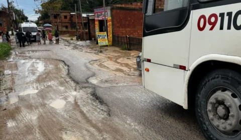 Moradores da comunidade Deus Proverá relatam dificuldades causadas por buracos em via do bairro Nova Cidade