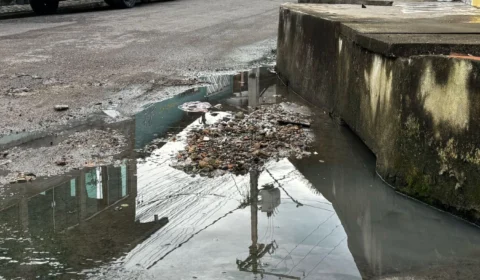 Bueiros entupidos causam transtornos a moradores e alunos de escola no Zumbi dos Palmares