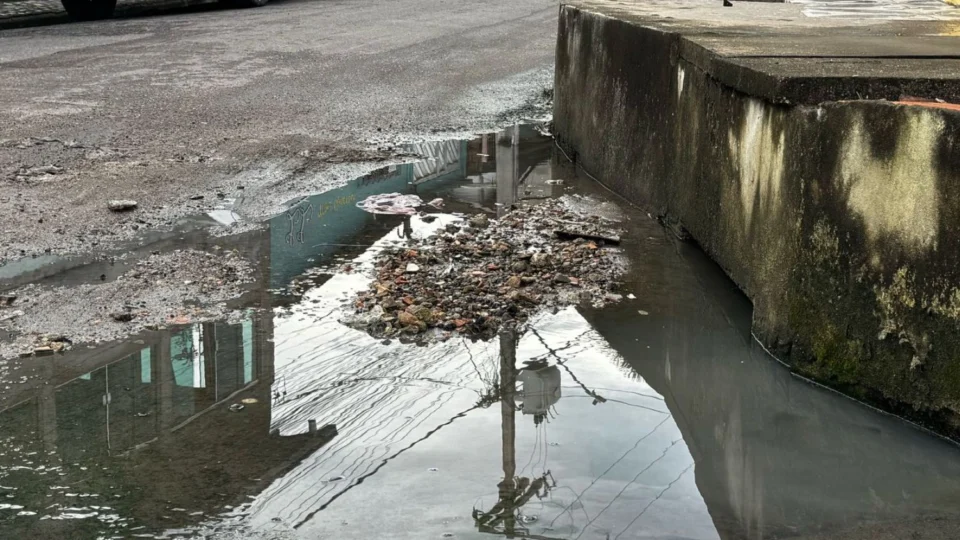 Bueiros entupidos causam transtornos a moradores e alunos de escola no Zumbi dos Palmares
