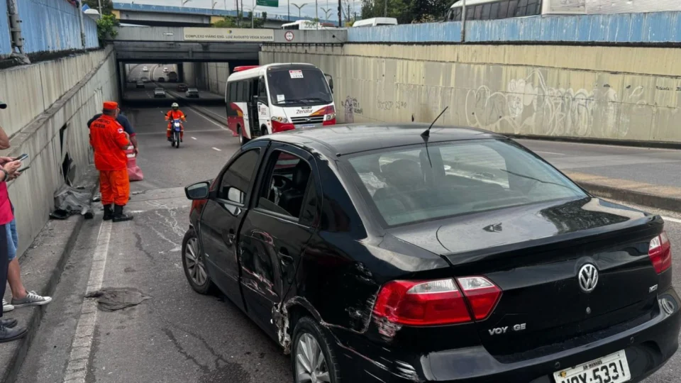 Acidente entre carro e micro-ônibus do Distrito Industrial deixa três feridos na zona Leste de Manaus