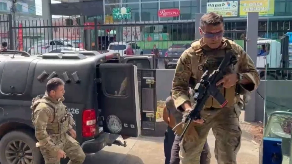 Polícia Civil prende três homens e apreende adolescente por roubo a joalheria em shopping de Manaus