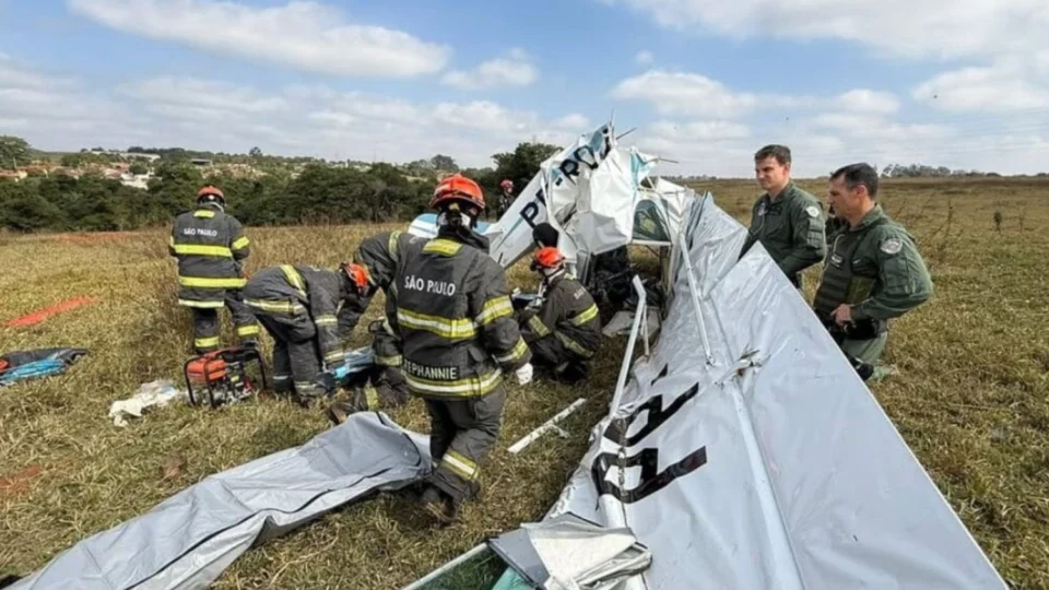 Aeronave de pequeno porte cai durante voo e deixa duas pessoas mortas no interior de São Paulo
