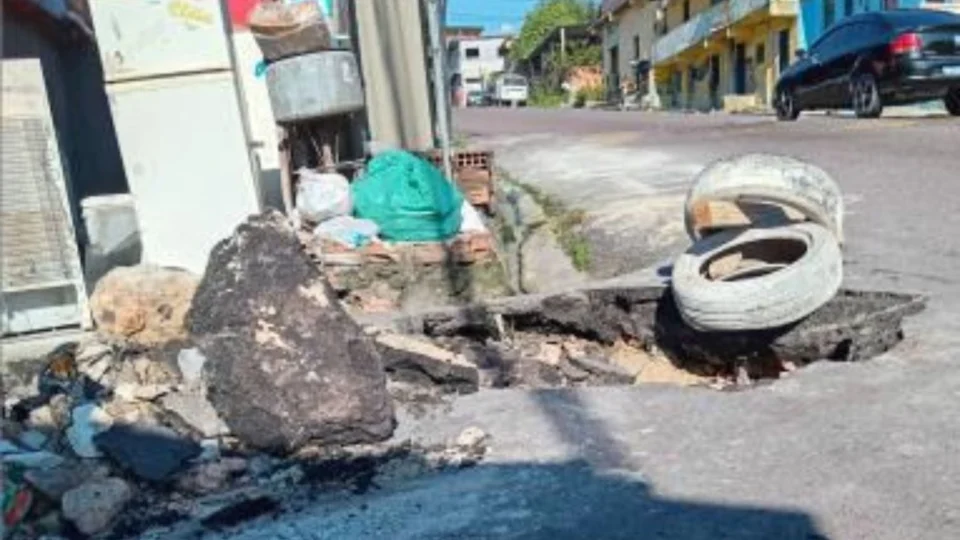 Buraco em via movimentada do bairro São José causa prejuízos a moradores