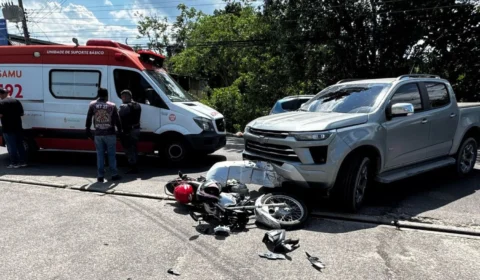 Motociclista colide com picape na Avenida Desembargador João Machado, bairro Alvorada