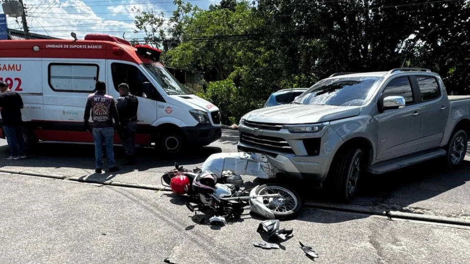 Motociclista colide com picape na Avenida Desembargador João Machado, bairro Alvorada