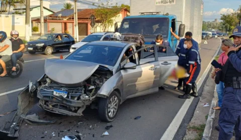 Engavetamento com cinco veículos deixa uma idosa ferida na Avenida das Torres, em Manaus