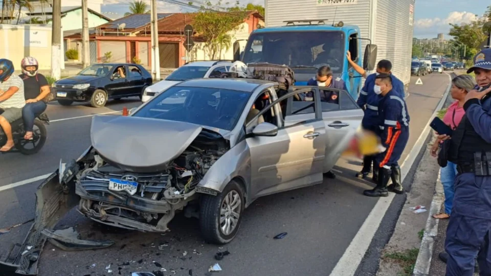 Engavetamento com cinco veículos deixa uma idosa ferida na Avenida das Torres, em Manaus