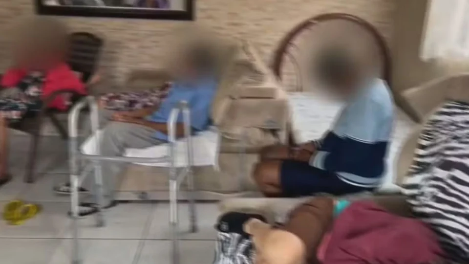 Veja as imagens: Idosos são resgatados de abrigo clandestino em condições degradantes na Zona Oeste do Rio de Janeiro