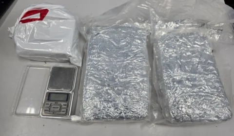 A CASA CAIU: “Distribuidor” de drogas é preso ao repassar maconha para mototaxista em Manaus