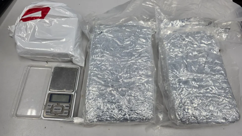 A CASA CAIU: “Distribuidor” de drogas é preso ao repassar maconha para mototaxista em Manaus